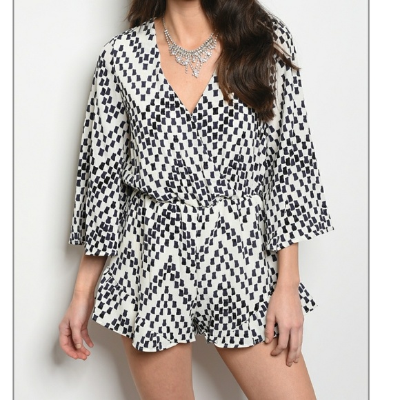 1 sm. Left☄HP☄ off white v-neck long sleeve romper - Picture 2 of 3